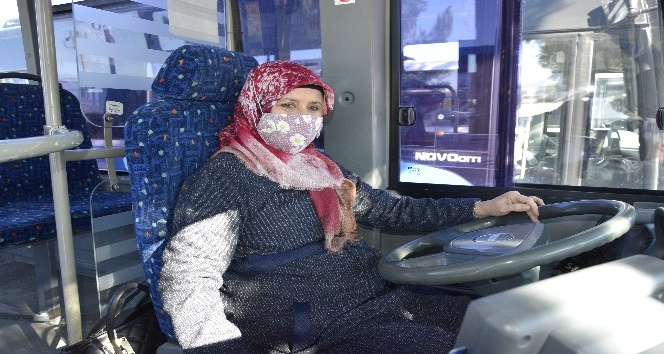 Burdur’da ilk kadın halk otobüsü şoförü Aysel Gürdal direksiyon başında