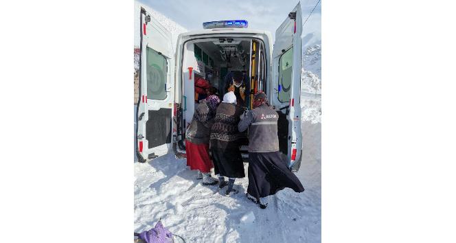 Köyde mahsur kalan 75 yaşındaki hasta, kızakla ambulansa taşındı