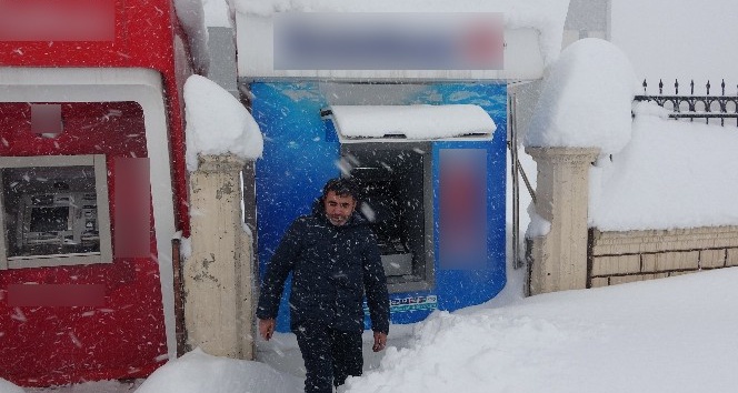 Bitlis’te vatandaşların ATM’de para çekme çilesi