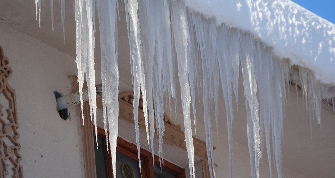 Muş’ta çatılarda oluşan metrelerce buz sarkıtları tehlike saçıyor