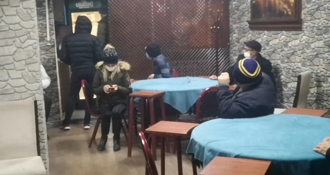 Bursa’da kısıtlamada alkollü kumar oyununa polis baskını