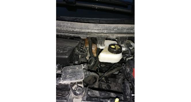 Aracın motoruna sıkışan yavru kediyi esnaf kurtardı