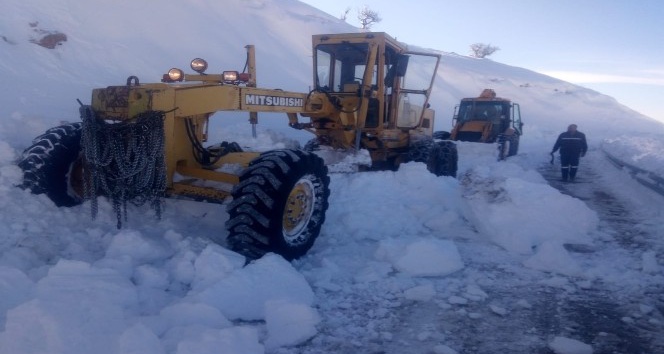 Tunceli’de “Karla Mücadele” ekipleri kapalı köy yolları için 24 saat çalışma yürütüyor