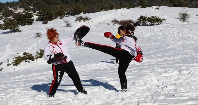 Milli sporcular karla kaplı Spil Dağı’nda güç depoladı