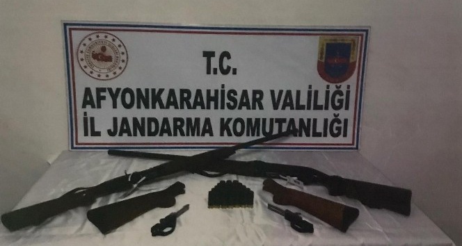 Köylüler silah satan iki kişi jandarma tarafından yakalandı