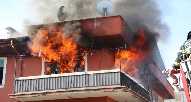 Üst katında yangın çıkınca fenalaşan kadına sağlık ekipleri müdahale etti