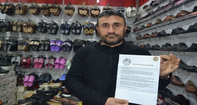 İş yerini açan esnaf zarf içinde 1 lira ile karşılaştı