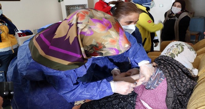Yozgat’ta 90 yaş üstü vatandaşlar evlerinde aşılanmaya başladı