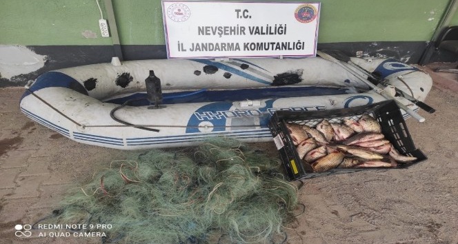Kızılırmak’ta kaçak balık avlayan 2 kişi yakalandı
