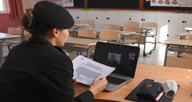 Jandarma EBA üzerinden öğrencilere ‘Korona virüs sürecinde güvenli internet kullanımı’ eğitimi verdi