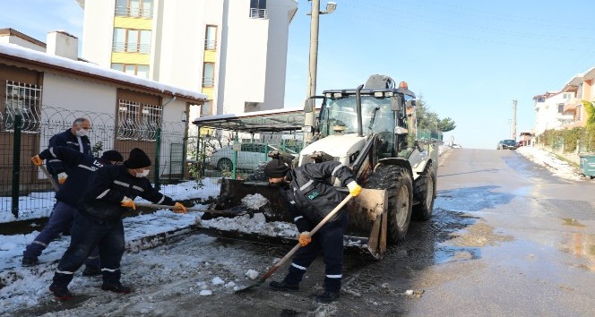 İzmit Belediyesinden kar ve buz temizleme mesaisi