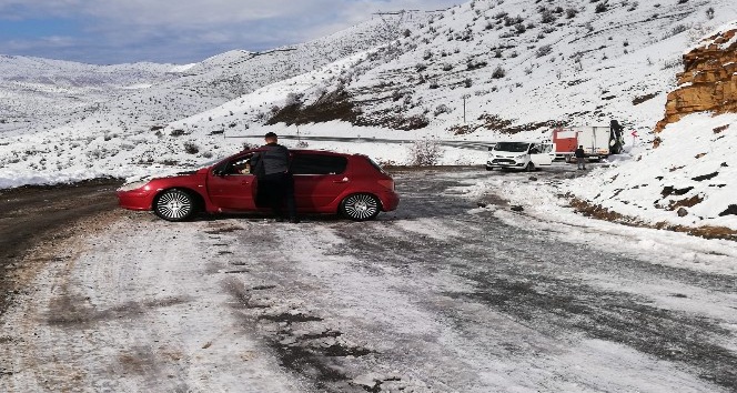 Uludere’de yollar buz pistine döndü, kazalar kaçınılmaz oldu