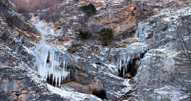 (Özel) Buz tutan şelale görenleri mest ediyor