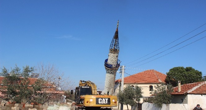 Yıldırım düşmesi ile hasar gören minare yıkıldı