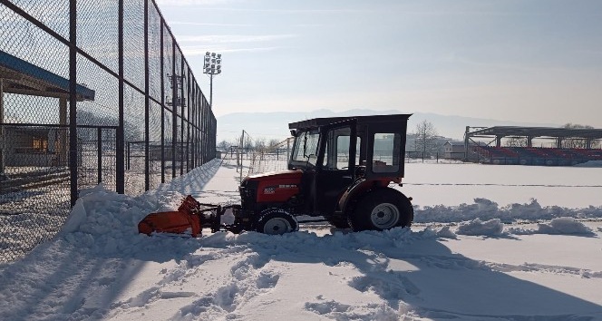 Futbol sahası kardan temizlendi