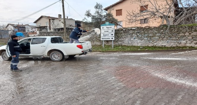 Yunusemre’de buzlanan yollarda tuzlama çalışması