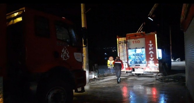 İki itfaiye eri yanan evden kurtardıkları adamın hastanede dahi başından ayrılmadı