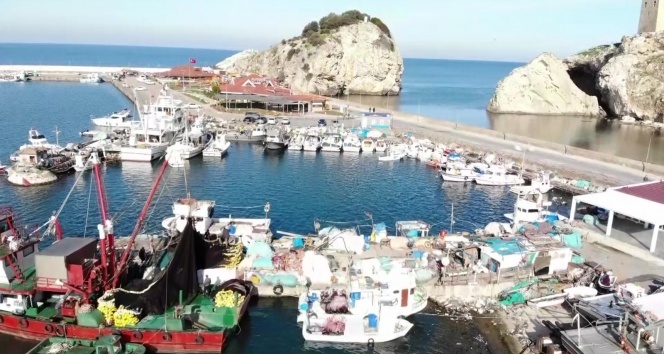 Uzatılan yasak sonrası balıkçı tekneleriyle dolan Şile Limanı havadan görüntülendi