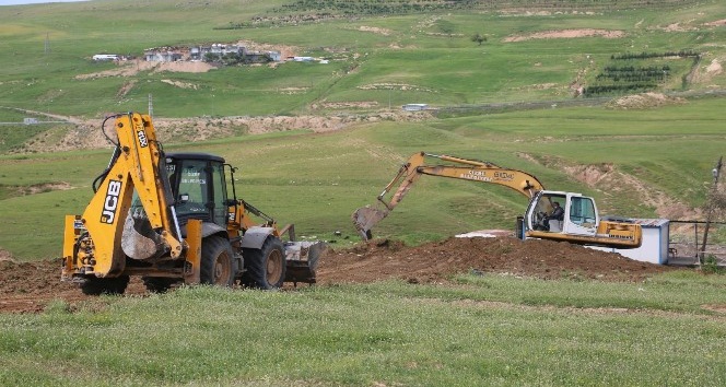 Cizre Belediyesi 50 yıl aradan sonra 80 dönümlük mezarlık yapıyor