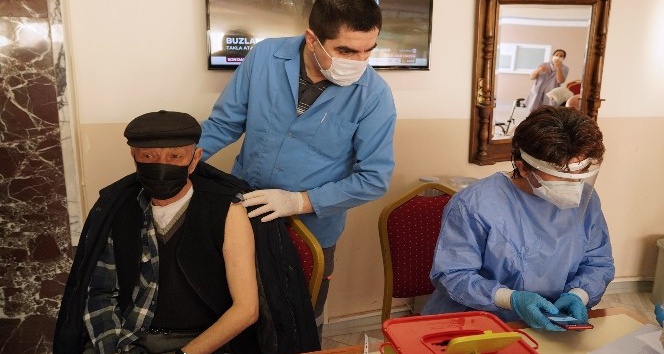 Keçiören Belediyesi Huzurevi’nde ilk doz aşılar yapıldı