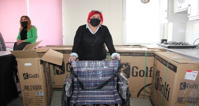 Rüyasında gördüğü milli sporcu Semih Erden, 10 adet tekerlekli sandalye bağışladı