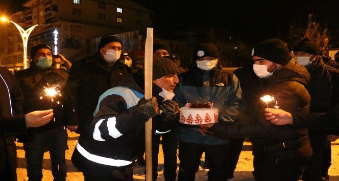 Temizlik işçisine eksi 15 derecede doğum günü sürprizi