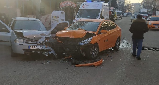 Ticari araçla otomobil çarpıştı: 1’i çocuk 4 yaralı