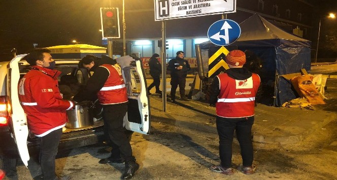 Türk Kızılay ekipleri Ankara’da soğuk havada nöbet tutan ekiplere çorba ikramında bulundu