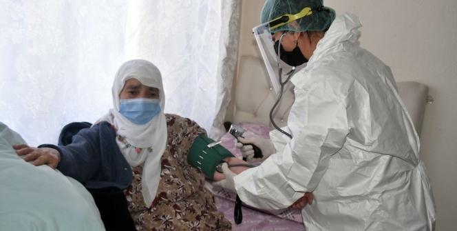 3 metre karda yürüyerek köye ulaşıp aşı yaptılar