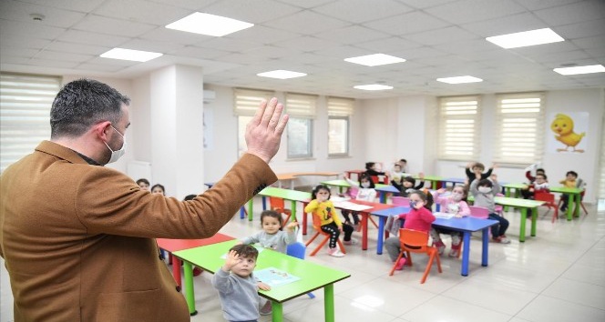 Başkan Ertuğrul Çetin, minik öğrencilerin karne heyecanına ortak oldu