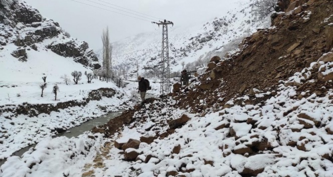 Heyelan 27 köye ulaşımı kapattı, ekiplerin 6 saatlik çalışması ile yol yeniden açıldı