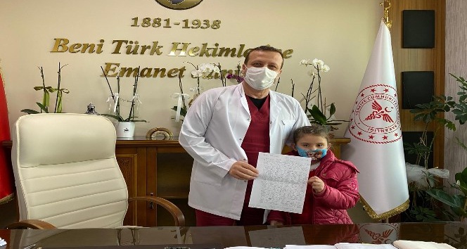 Minik yüreğinden geçenleri sağlık çalışanları için yazdı