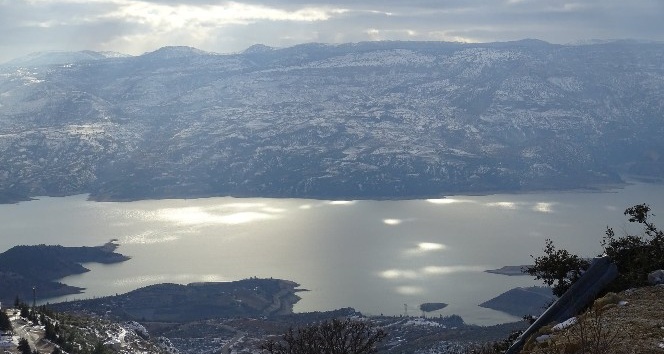 Güneş ile bulutların doğal ışık gösterisi