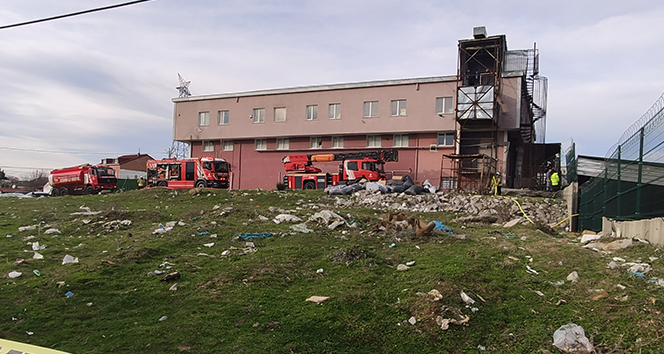 Arnavutköy’deki fabrikada çıkan yangında lüks araçlar küle döndü