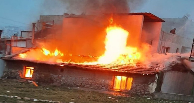İzmir&#039;de korkutan ev yangını