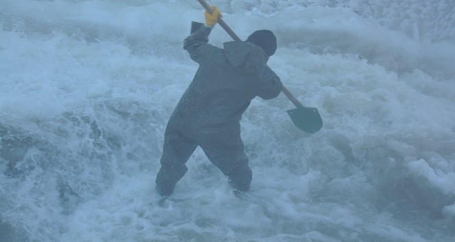 Eksi 30 derece soğukta işçilerin buzla sınavı