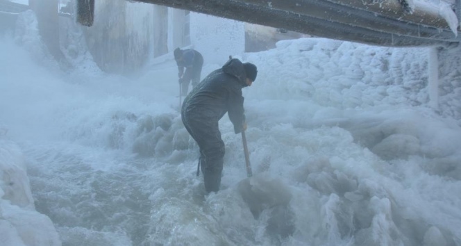 Eksi 30 derece soğukta işçilerin buzla sınavı