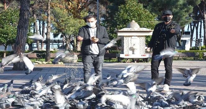Önce iş yerini açtı, sonra soluğu sokak hayvanlarının yanında aldı