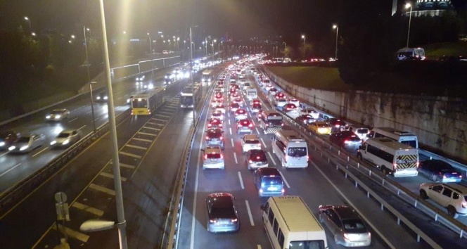 Kısıtlama sonrası İstanbul’da trafik yoğunluğu başladı
