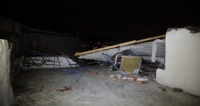 Şiddetli lodos evin çatısını uçurdu, 1 araç zarar gördü