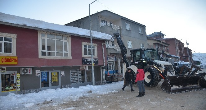 Kepçeyle çatıdaki karları temizlediler