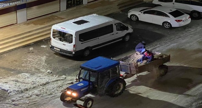 Uludere Belediyesi buzlanmaya karşı tuzlama çalışması başlattı