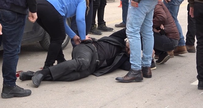 Kırıkkale’de kendisini tabancayla vuran kişiyi meydanda kurşunladı