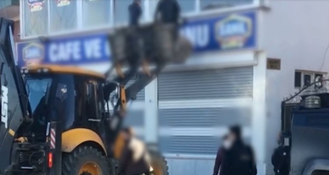 Kahvehaneyi kumar salonuna çevirdiler, polisten kaçmak için derin dondurucuya saklandılar