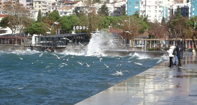 Çanakkale’de şiddetli lodos etkili oluyor