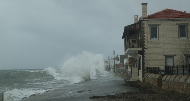 Çanakkale&#039;de dev dalgalar evlere ulaştı