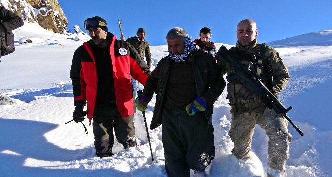 2500 rakımlı dağda mahsur kalan vatandaş 4 saatte kurtarıldı