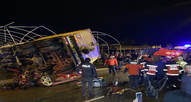 Sakarya’da feci kaza, kamyon 2 aracın üzerine devrildi