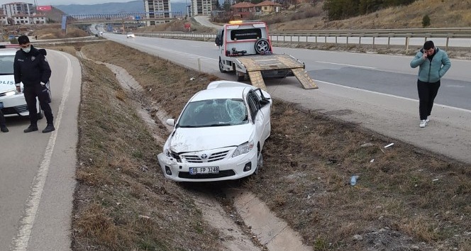 Takla atan otomobil şarampole devrildi: 2 yaralı