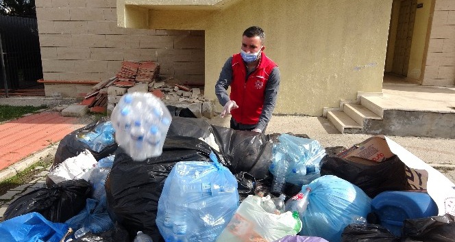 Topladığı plastik şişelerle öğrencilere umut oluyor